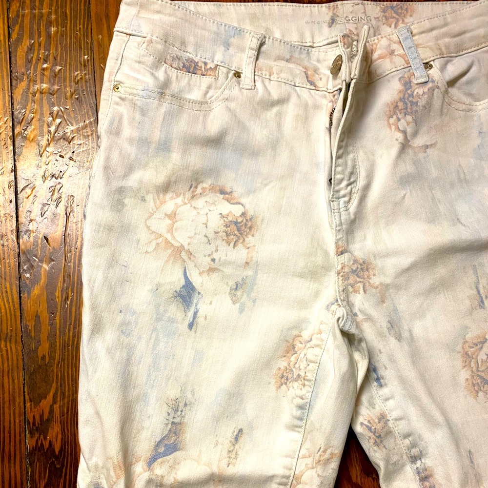 Beautiful 1.5 floral white Chico’s platinum pant